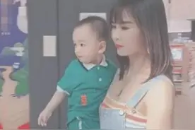 “最嫩奶奶”火了，抱孙子逛街被误认是妈妈，网友：孩子缺爷爷吗图片