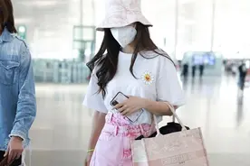 简约白T恤原来一点不简单，这些选款细节不注意，难怪你穿不好看图片