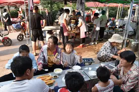 山东日照大叔带铁锤摆摊卖小吃，10多年人气不减，出摊就坐满人图片