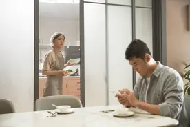 在外社交达人，回家沉默不语，为什么越来越多夫妻“无话可说”？图片