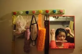 女农民工心酸生活：白天工地干活，晚上混居城中村！全是无奈！图片