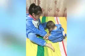 萌娃好不容易穿上袜子，一下子被姐姐抢走了，网友：宝宝真可怜图片