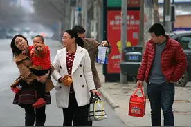 远房亲戚要把孩子寄养小两口家，还不想花钱，小伙的做法让人解气图片