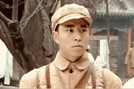 他被誉为神童，18岁担任师政委，因年龄太小，被部下当成小红军图片