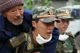 中国军人抗洪刷屏美国，美网友眼红不已：再看看我们的军人图片