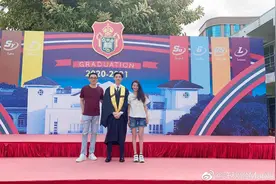 厉害！52岁香港女星许秋怡17岁儿子名校高中毕业，母子合照像姐弟图片