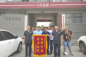 谯城法院：诉前化解1000多亩土地承包纠纷   村民送锦旗致谢图片