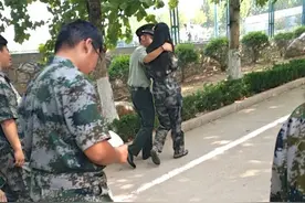 要军训的大学新生注意了！别和你的教官谈恋爱图片