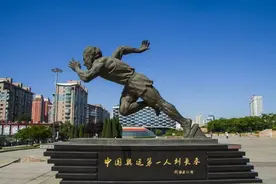 刘长春：中国参加奥运第一人，国民政府没钱派遣，张学良：我出图片
