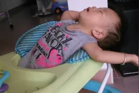 宝宝睡觉不消停满床打滚，大人也跟着睡不好，也许是犯了4个错误图片