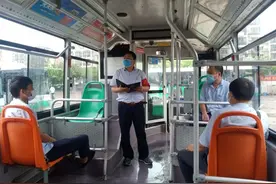 公交行车途中遇积水，安全员冒雨用双脚试水深图片