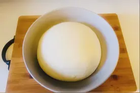 酵母发面做包子馒头太慢？教你2招，10分钟发满盆，冬夏都好使图片