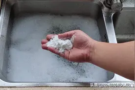洗碗池下水道无论有多堵！撒一把小苏打，立马疏通，不用花1分钱图片