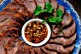 做酱牛肉，牢记“3泡2酱1色”，保证颜色红亮，酥烂入味很筋道图片