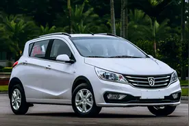 实惠的四缸国产车，4万起售油耗低，带你看宝骏310图片