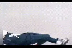 搞笑合集：躲得过初一躲不过十五的瞬间，出门应该注意安全图片