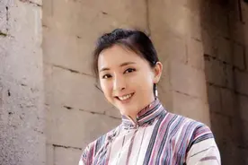 39岁已婚女星黄小蕾与异性聚餐，互动显亲密，男方手的位置太暧昧图片