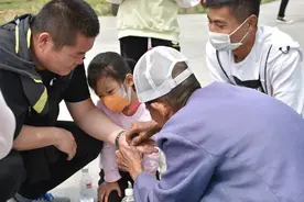 大爷摆地摊三分钟算出你姓啥，围观人觉得神奇，却猜不出其中奥秘图片