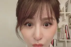 王心凌晒自拍扎可爱丸子头，妆容精致睫毛弯弯嘟嘴卖萌图片