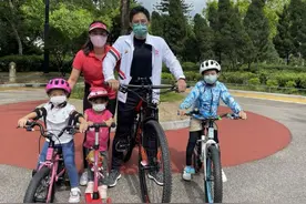 简单幸福！霍启刚一家五口公园骑单车庆生，幼女霍中怡呆萌可爱图片