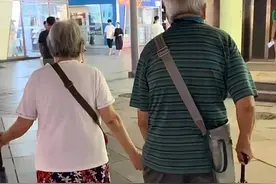 78岁老人在儿子家养老，儿媳的一番话，让他失去尊严图片