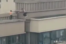 两男孩在高楼楼顶“立定跳远”网友：这不是玩耍，是玩命图片