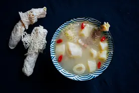 治愈养生美食：竹荪鸡汤图片