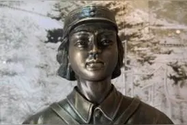 “骑兵营，进攻！”这个抗战女英雄，把最后一颗子弹射向了自己图片