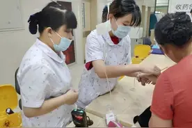 3岁女娃打完针气冲冲要找医生“算账”，父亲笑着说：差点没拦住图片