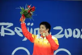 奥运冠军何冲，今沦为女儿奴，曾在公园荡秋千，与女儿角色反串图片