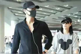 黄子韬与妈妈一起走机场，同穿破洞牛仔裤，妈妈潮酷感超显年轻图片