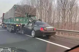 劳斯莱斯追尾大货车，A柱直接没了，这起事故给所有人敲响了警钟图片