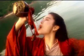 港片名场面，不只是淑贞发牌、青霞倒酒、还有刘德华亲吻周星驰图片