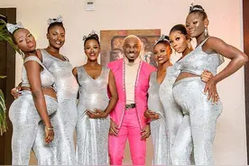 尼日利亚“漂亮男子”带6名孕期大肚女友参加明星婚礼 曾因用皮带拴着女友们被捕图片