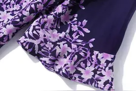 太惊艳了，48岁婆婆穿这“紫灵衫”，搭散步裤，简直洋气显嫩美图片