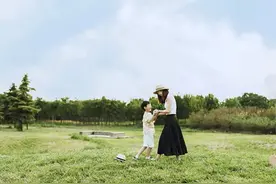 想养出一个好儿子，就对着他撒娇，使劲儿撒娇图片