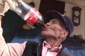 韩国大爷喝可乐上瘾，每天必须喝掉6瓶可乐，20年喝掉43800瓶可乐图片