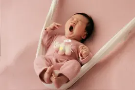 别给新生儿穿两种衣服，会影响宝宝腿型发育，长大腿型差会怪你图片