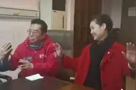 李双江夫妇现身！头发乌黑气色好，小27岁娇妻病房里高歌心情好图片