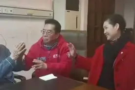 李双江夫妇现身！头发乌黑气色好，小27岁娇妻病房里高歌心情好图片