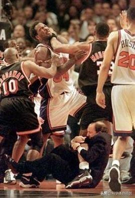 NBA五大斗殴事件，场面激烈，打得面部骨折，脑浆流出，险些丧命
