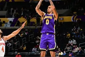 统治加时赛，13+10+三分绝杀！小哈登拯救湖人，老詹兴奋起立鼓掌图片