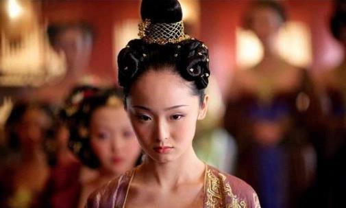 日暮汉宫传蜡烛，轻烟散入五侯家，这首唐诗讽刺杨贵妃吗？