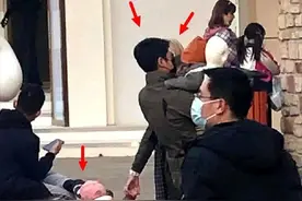 撒贝宁一家四口首次同框，他抱儿子妻子牵女儿，1岁女儿已会走路图片