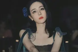 迪丽热巴又艳压了，一场活动连换2套造型，侧颜杀堪称一绝图片