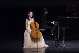 拉大提琴的欧阳娜娜精致温柔，腿绑黑丝带却像“小妖女”图片