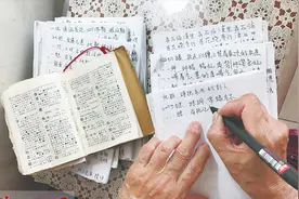 为给外孙辅导作业 洛阳这位外婆4年抄3遍《新华字典》图片