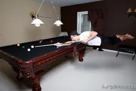 这样打台球的姿势是很帅啦，就是不知道，打完后你的牙还好吗图片