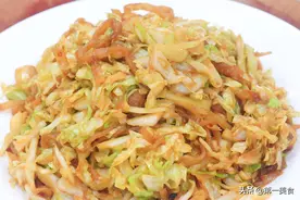 包菜炒饼，很多人第一步就做错了，学会这个技巧，饼丝又焦又酥图片