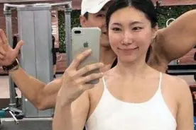 42岁阿姨倒追25岁小鲜肉，婚后生下双胞胎，婚后幸福甜蜜图片